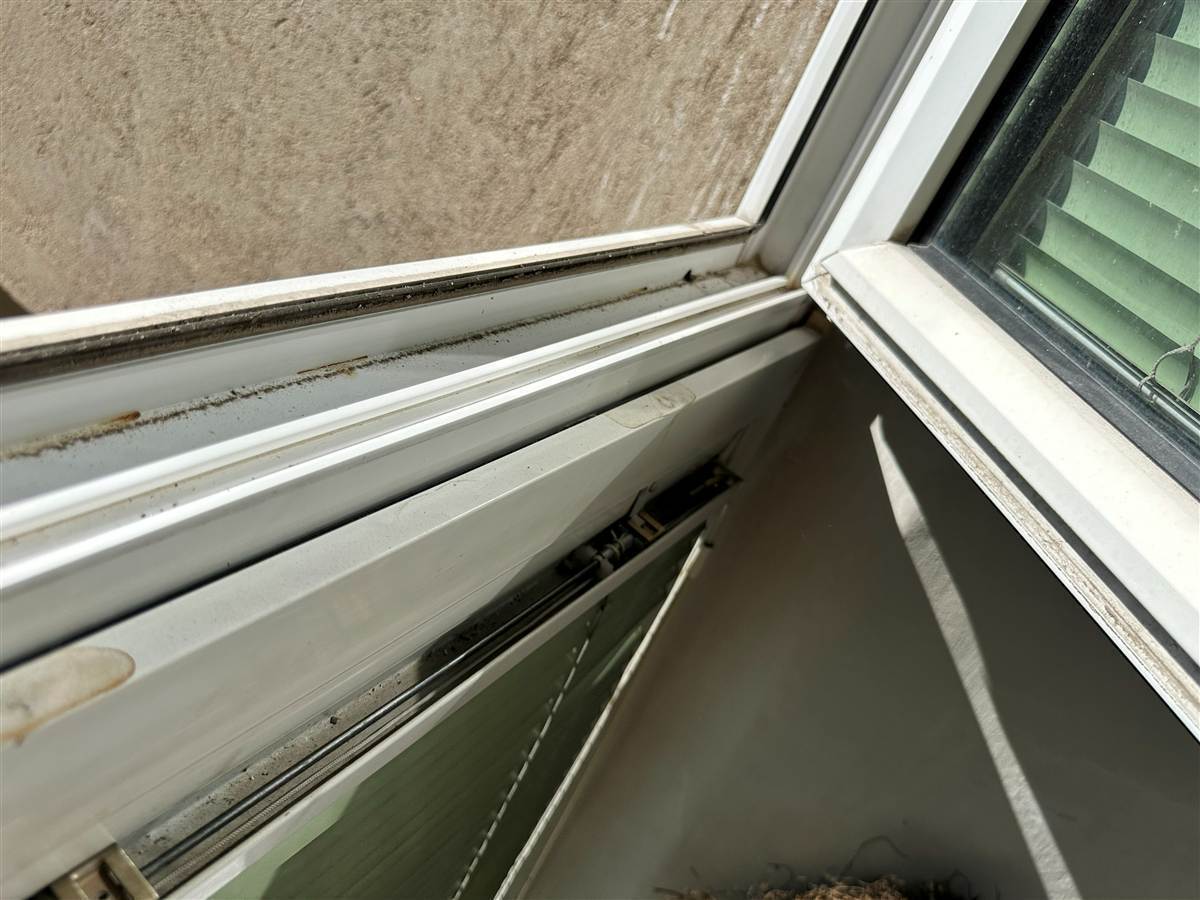 Fensterrahmen vor der Reinigung – verschmutzt