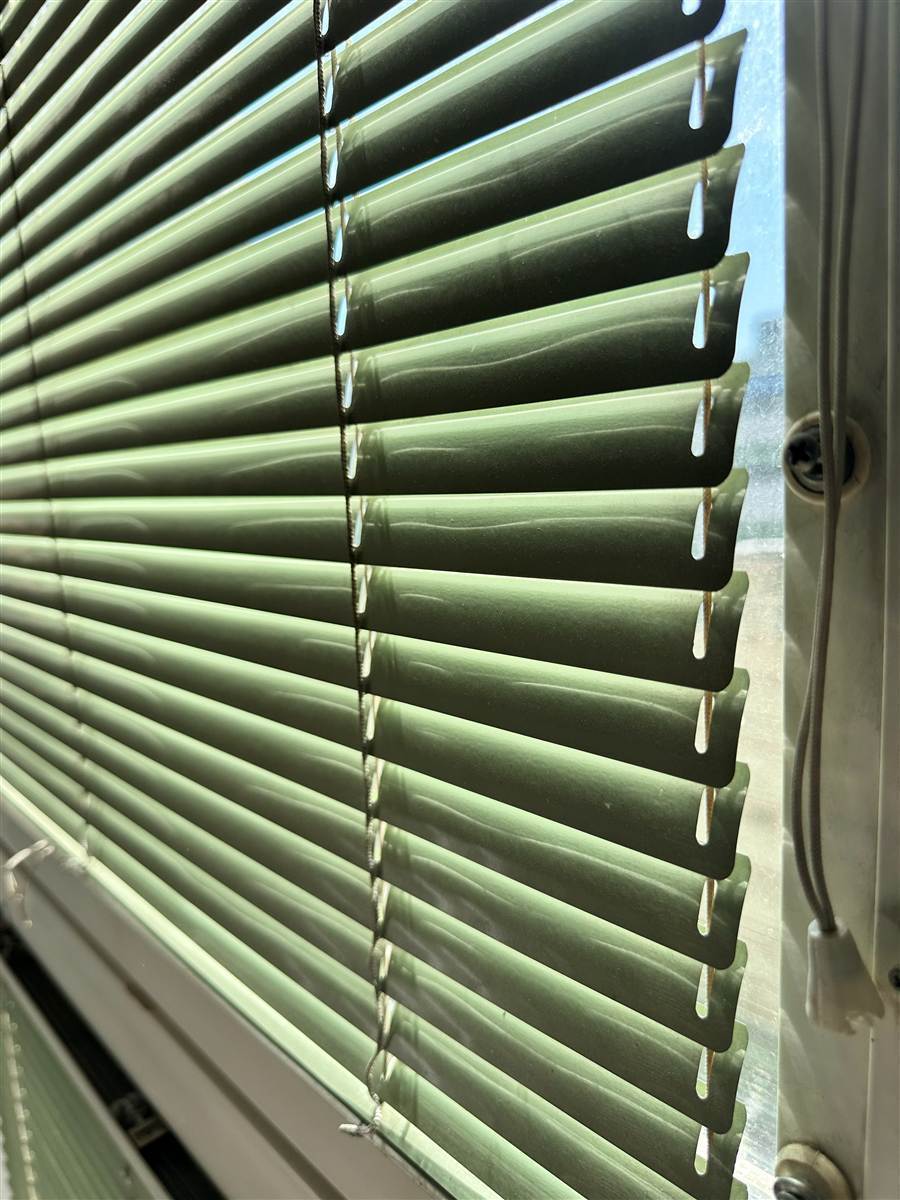 Jalousien vor der Reinigung – verschmutzt