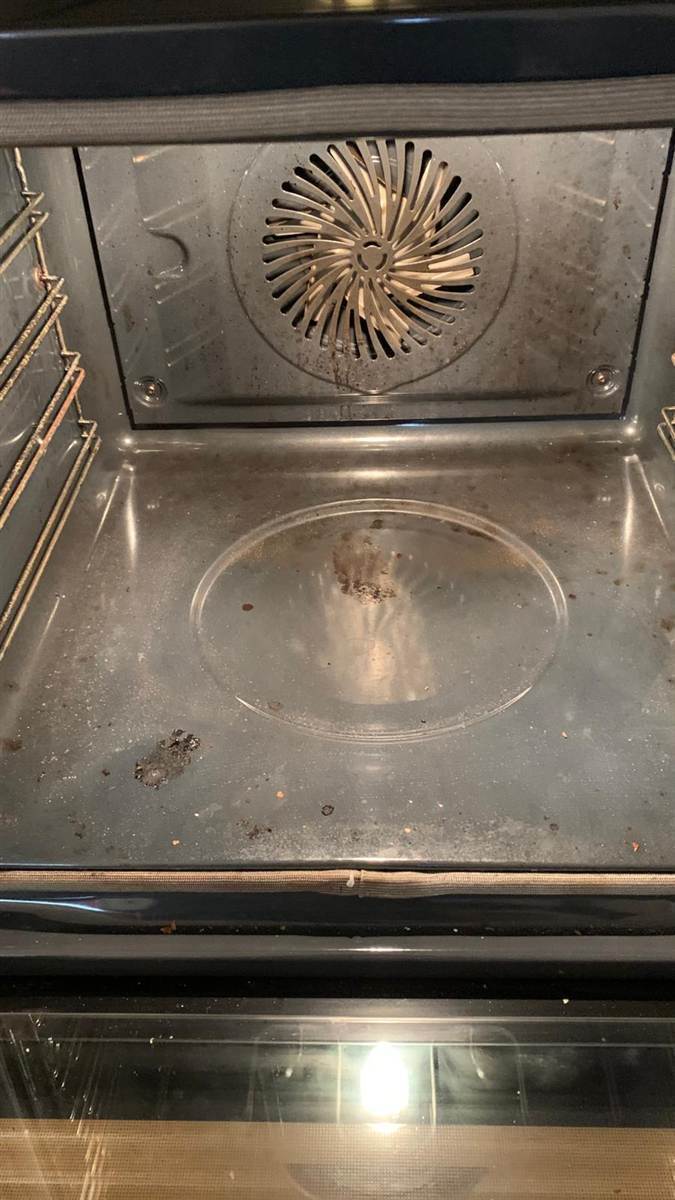 Backofen vor der Reinigung – stark verschmutzt